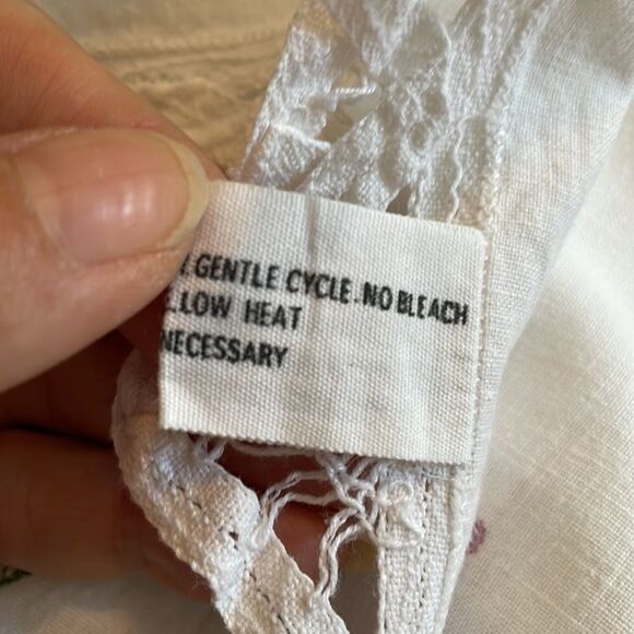 Keeco white cotton table runner with floral embroidery & Battenburg lace - Picture 7 of 7